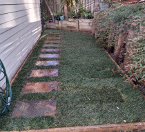 Side path and lawn - A side path and lawn installed for a all year round solution.
Lawn is installed onto a sandbased soil for addtional drainage