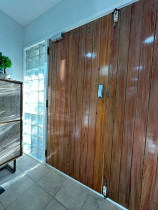 entrance door varnishing